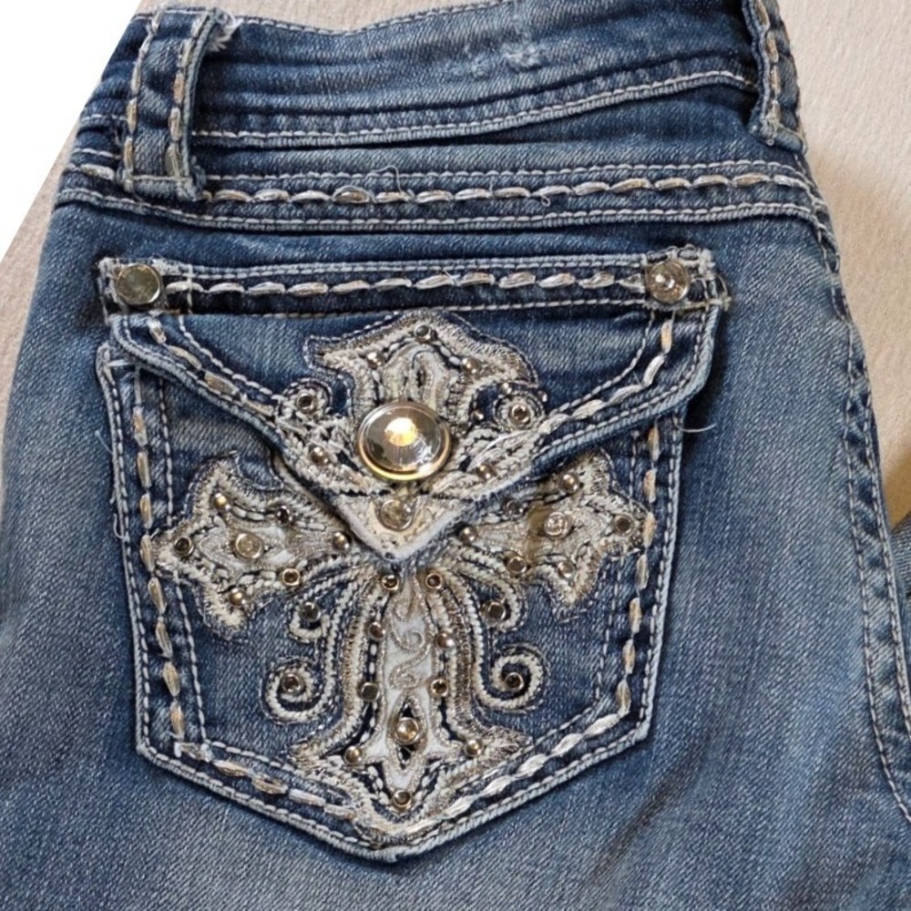 Grace in LA Capri Jeans Women 9/28 Blue Cross Embroidered Rhinestone Flap Pocket
